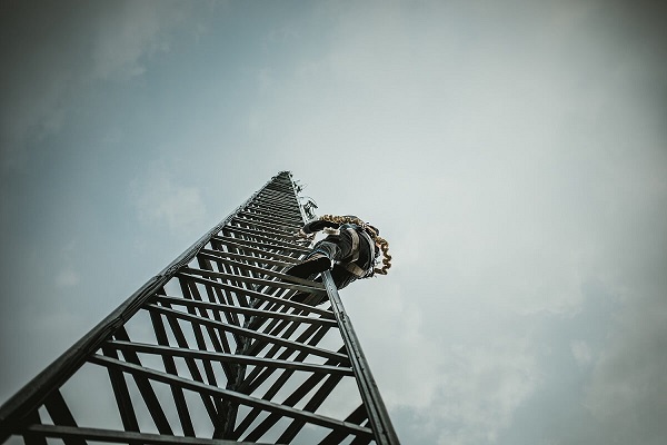 telecom-worker-climbing-antenna-tower-600x400